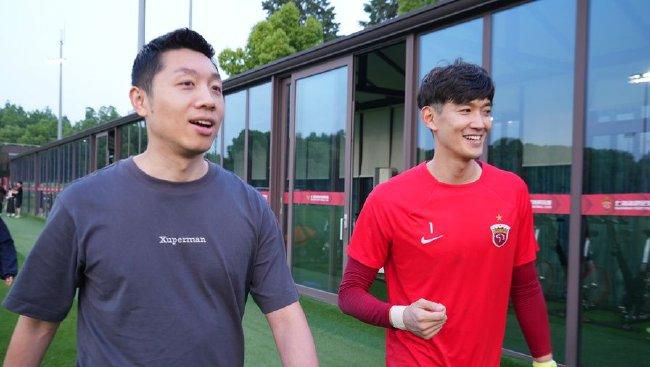 现在还需要了解切尔西是否接受选择性先租后买的转会方式。